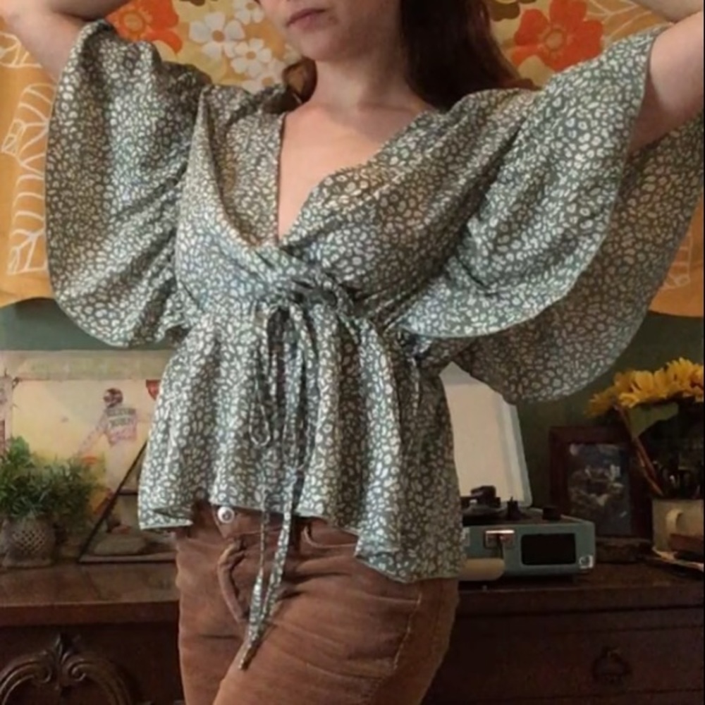 Green Patterned Flowing Sleeve Blouse Tie